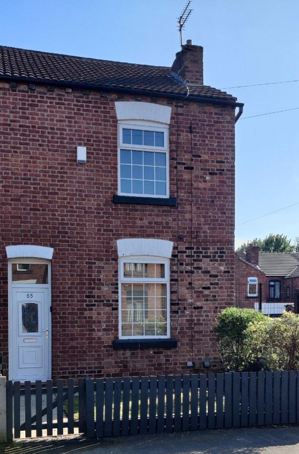 Victorian Semi Detached House Behind The High Street Villa Newton-le-Willows Buitenkant foto